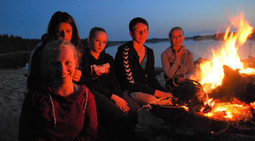 Auch am Lagerfeuer können die Kinder die gemeinsame Zeit genießen.