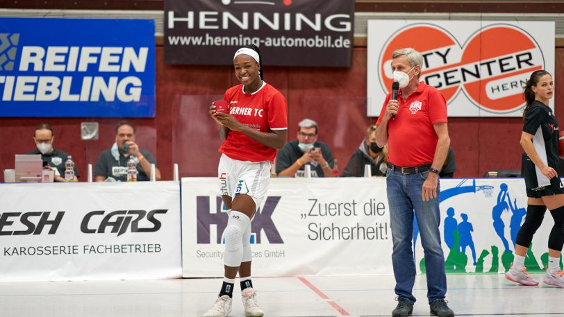 Die HTC-Damen gewinnen gegen die SNP BasCats USC Heidelberg am Sonntag (3.10.2021) mit 66:64. Im Bild Nicole Enabosi, die eine Ehrung für den Erfolg beim Afrika Cup erhielt, mit Wolfgang Siebert.