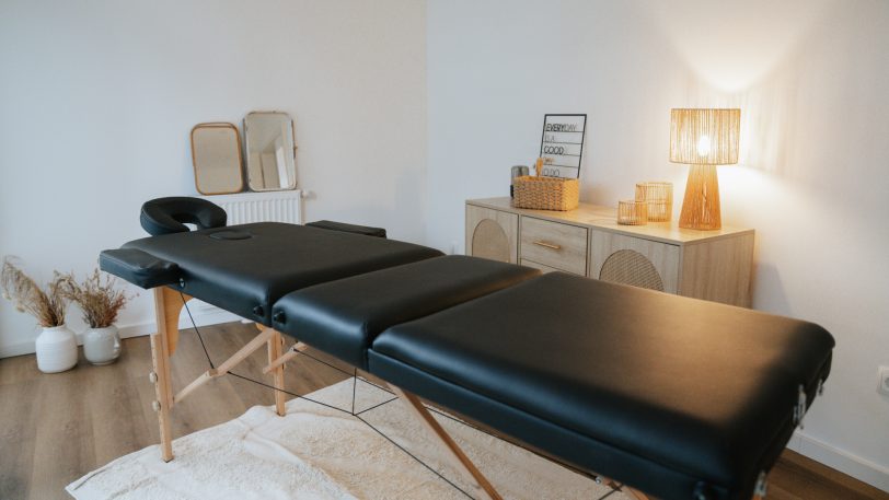 Langfristig sollen hier Massagen möglich sein, zum Start gibt es Lymphdrainagen, Stoffwechselanalysen und Schröpfen auf der Massagebank.
