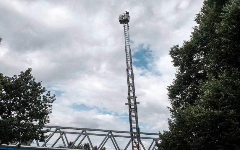 Hoch auf der Feuerwehrleiter.