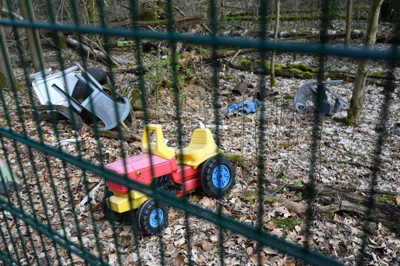 Müllentsorgung im Wald an der Hügelstraße.