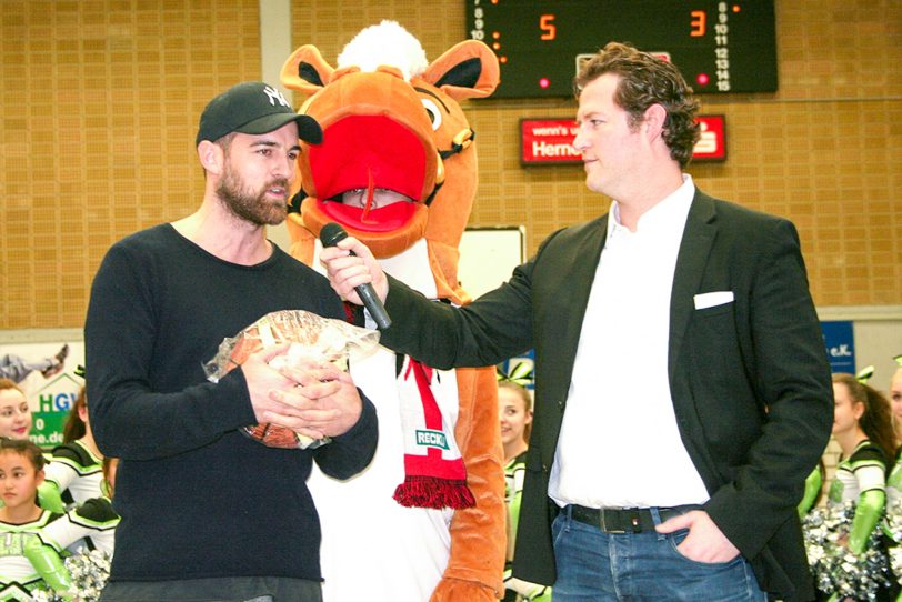 v.l. Christoph Metzelder mit Hallensprecher Dennis Remiorz bei einem Spiel der Basketball-Damen des Herner TC Anfang 2016.