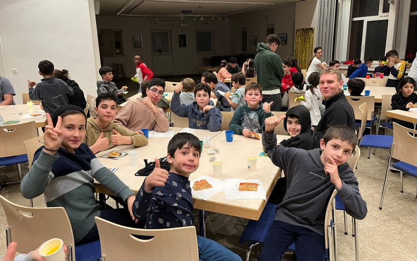 Für die Kinder der Arche gab es in der Ev. Lutherkirche bei der Weihnachtsfeier ein abwechslungsreiches Programm, Geschenke und Pizza.