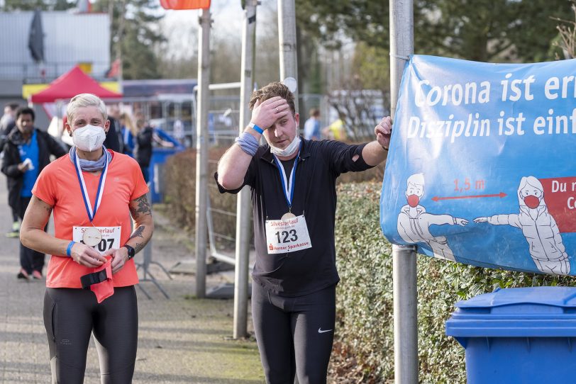 Der 43. Herner Silvesterlauf im Revierpark Gysenberg in Herne (NW), am Freitag (31.12.2021). Coronabedingt ohne Zuschauer und mit 2G.