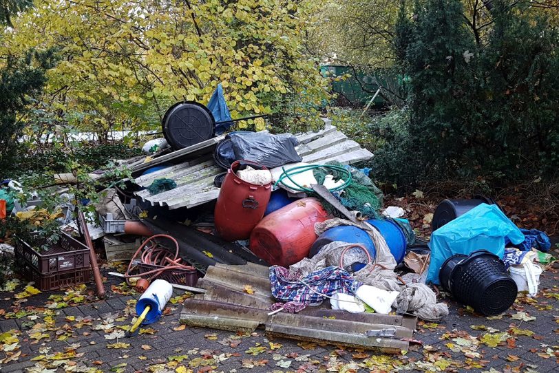 Wilde Müllkippe auf dem Parkplatz des Waldfriedhofs an der Recklinghauser Straße.