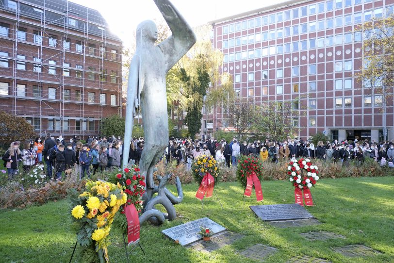 Gedenken an die Judenverfolgung und die Opfer in der Reichsprogromnacht 1938 in Herne (NW), am Dienstag (09.11.2021). Hier:  Gedenken am Mahnmal an der Bebelstraße.