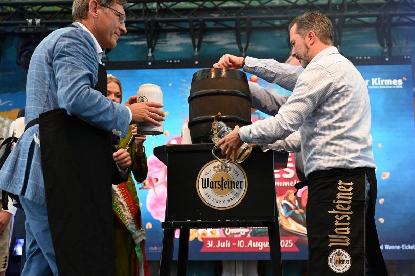 Erfolgreicher Fassanstich: Das Bier läuft Maite Kelly