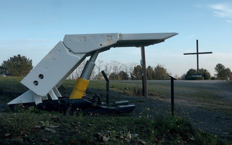 Symbol für die Zukunft des Bergbaus in Deutschland: Hydraulikstempel am Weg eines Halden-Wanderwegs.