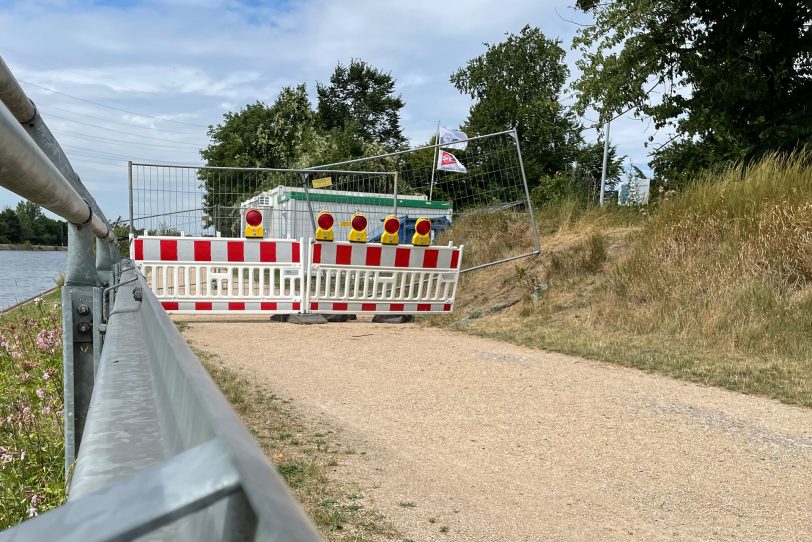 Bleibt auch während der Cranger Kirmes gesperrt: Die Baustelle am Rhein-Herne-Kanal im Juli 2022, Höhe Grimberger Feld, mit großer Umleitung für Fuß- und Radverkehr.