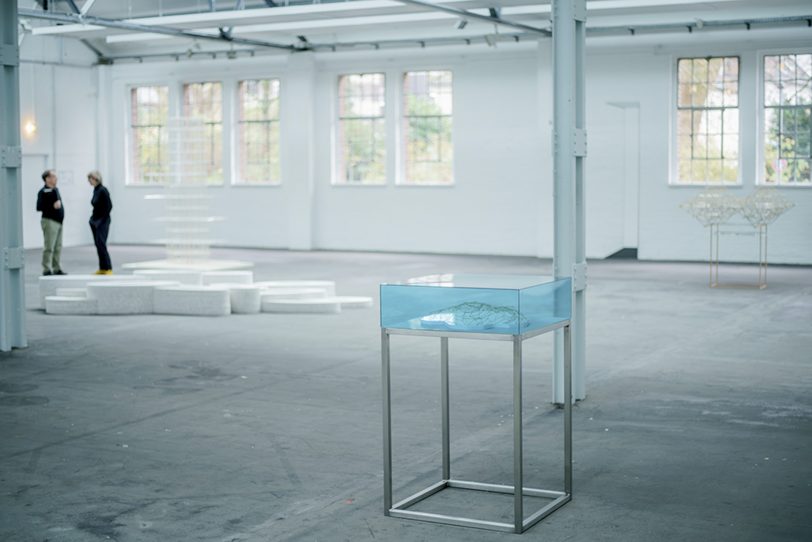 „Anders als daheim“ – architektonische Perspektiven in den Flottmann-Hallen zeigt bis zum 18. Januar 2026 Werke von Yevgeniya Safronova und Petra Deta Weidemann.