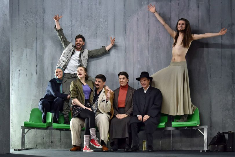 Eindeutig eine „Nathan“-Szene aus der Zeit vor der Corona-Pandemie (v.l.): Xenia Wolfgramm, Maximilian von Ulardt, Franziska Ferrari, Mike Kühne, Vesna Buljevic, Guido Thurk und Emil Schwarz.