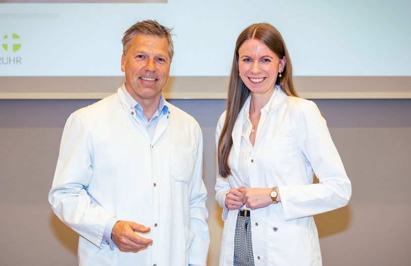 Prof. Dr. Clemens Tempfer (l.), Direktor der Klinik für Frauenheilkunde und Geburtshilfe, und Dr. Julia Hecken (r.), Assistenzärztin der Klinik für Frauenheilkunde und Geburtshilfe, informierten rund um das Thema Gebärmutterhalskrebs.
