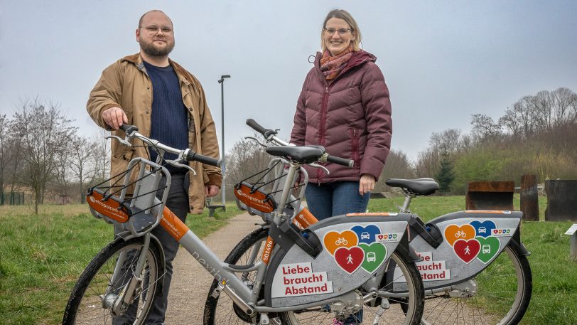 Alexander Kettermann („nextbike by Tier“) und Lea Gemmeke, Radverkehrsbeauftragte der Stadt Herne, vor den Flottmann-Hallen.