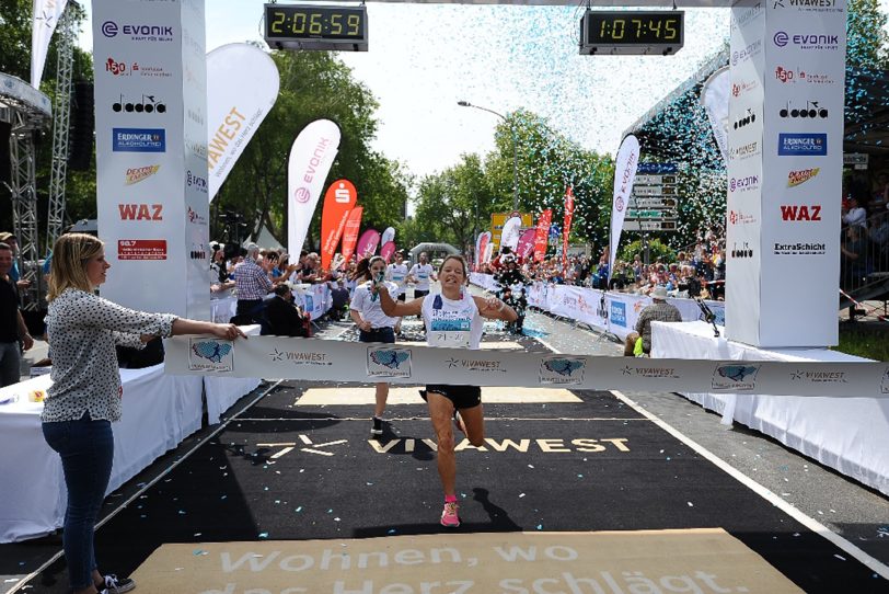 Vivawest Marathon Mai 2019: Carina Fierek Rekordstaffel-Einlauf.