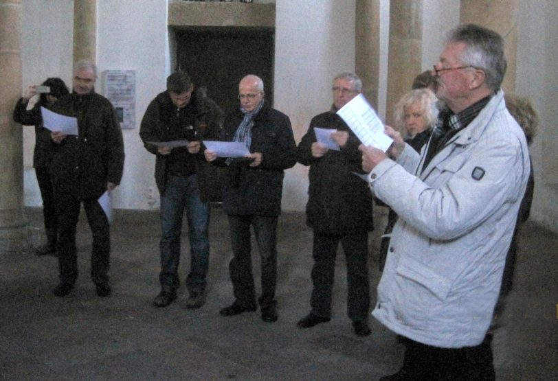 Die Herner Besucher in der Bartholomäus-Kapelle.