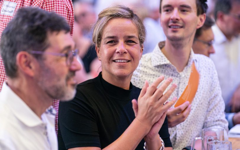 Mona Neubaur (Mitte), hier bei ihrem Besuch der Eröffnung im Jahr 2023, wird gemeinsam mit Hernes OB Dr. Frank Dudda das erste Bierfass anstechen.