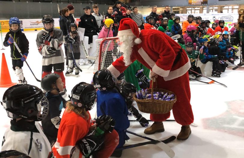 Der Nikolaus beschenkt die Kinder.