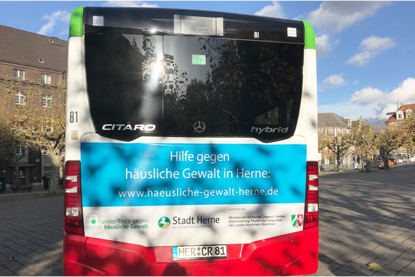 Die Buswerbung der HCR macht auf die Hilfewebsite des runden Tisches gegen häusliche Gewalt in Herne aufmerksam.