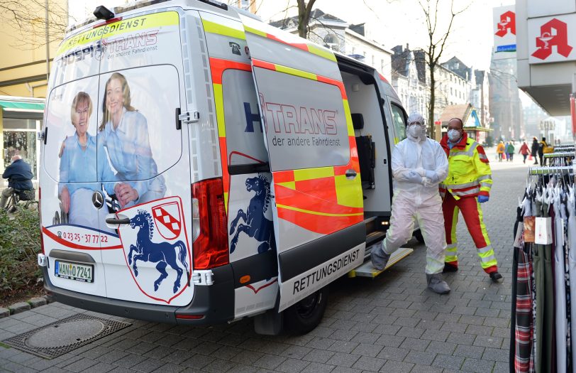 Transport eines &amp;amp;amp;#039;fiktiven coronainfizierten&amp;amp;amp;#039; Patienten durch die Firma Hospitrans. Ankommen vor der Arztpraxis.