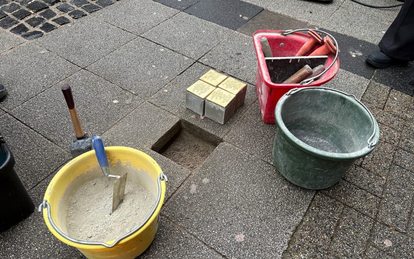 An der Hauptstraße 293 wurden am Mittwoch (28.1.2026) die ersten vier Stolpersteine für die Familie Hecht verlegt.