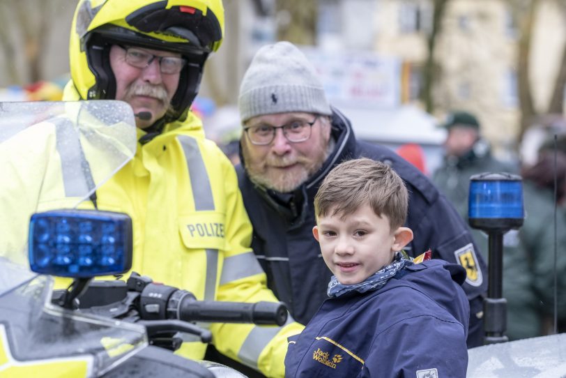 Der Karnevalsumzug am Rosenmontag (04.03.2019) in Herne (NW). Der Umzug startete pünktlich um 12 Uhr vom Kurt-Edelhagen-Platz in Sodingen in Richtung Innenstadt. Trotz der Unwetterwarnung des DWD hatten sich die HeKaGe und das Ordnungsamt entschieden, den Zug rollen zu lassen. Kurz nach dem Start setzte ein heftiger Schauer ein, der Teilnehmer und Zuschauer ordentlich durchweichte.