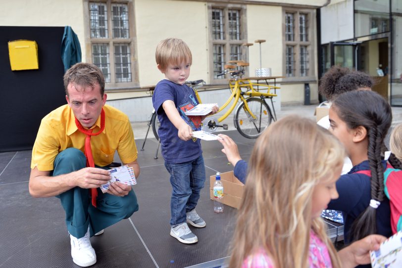 Postmann Fritz und sein Gehilfe Noah verteilen die Post.