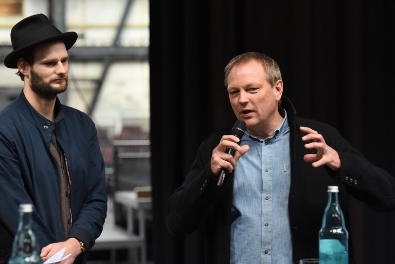 Christian Eggert (rechts) bei der Pressekonferenz.