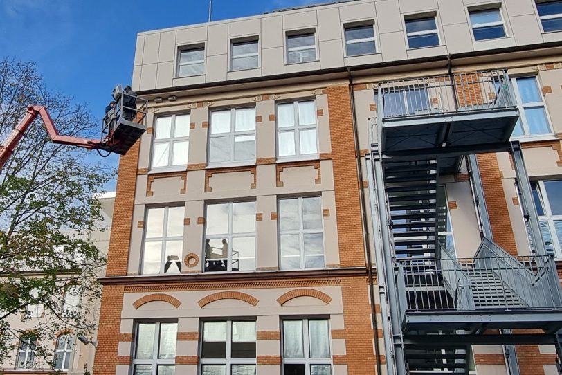 Eine hydraulische Arbeitsbühne ermöglichte die Installation der Nistkästen am Standort der FH Do Sonnenstraße.