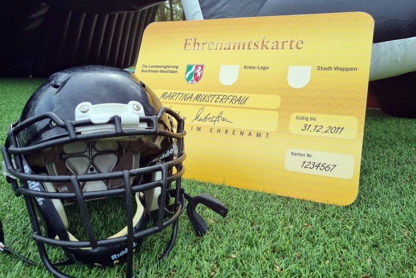 Den American-Footballern der Herner Black Barons wurden für ihre Arbeit mit Kindern und Jugendlichen Ehrenamtskarten überreicht.