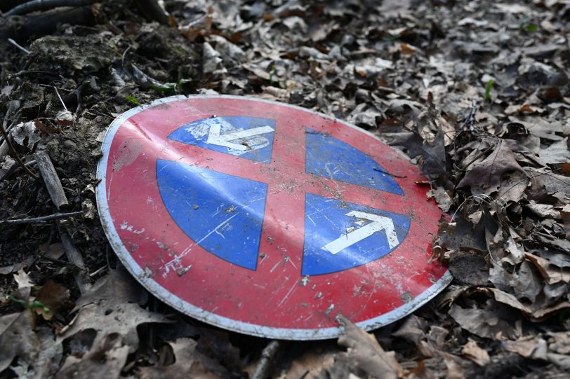 Müllentsorgung im Wald an der Hügelstraße.