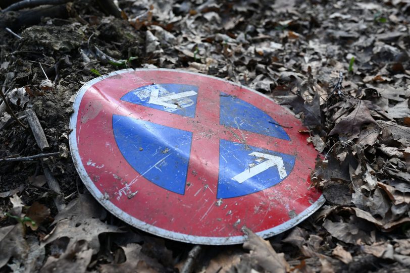 Müllentsorgung im Wald an der Hügelstraße.