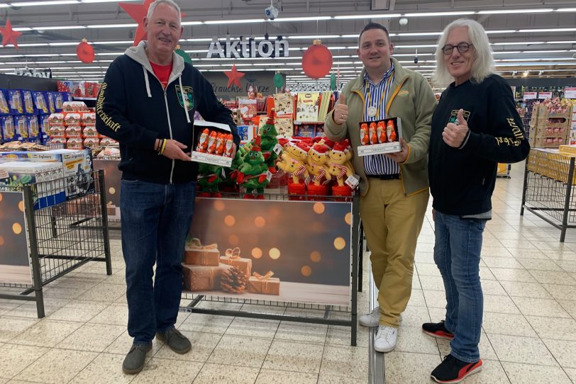 Bereits zum dritten Mal werden die Mondritter großzügig von Globus (Hannibal Center) an der Stadtgrenze Eickel unterstützt. Hier im Bild die Mondritter Frank Tocholski (l.) und Horst Schröder (r.) mit Globus-Geschäftsführer Moritz Groß (Mitte).