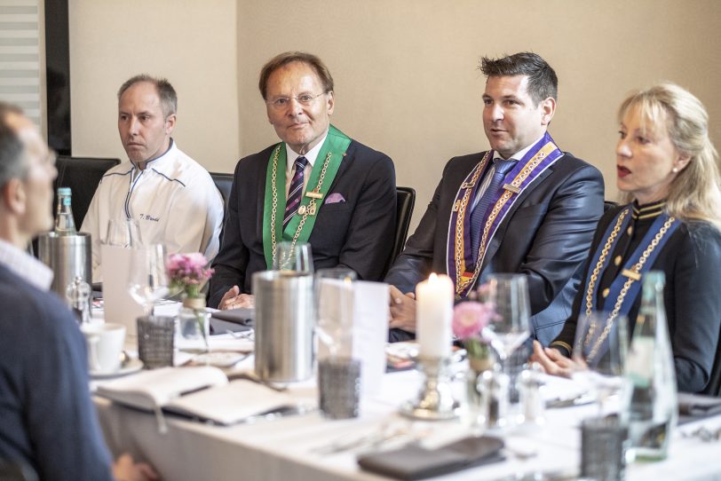 v.l. Thorsten Brodal (Küchenchef), Günter Naroska (Chaine des Rotisseurs), Jan Hendrik van Dillen (Gute Stube), Ingrid Barbara Seite-Naroska (Chaine des Rotisseurs).
