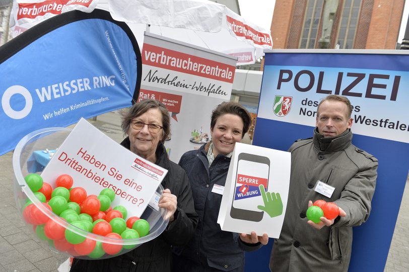 v.l. Brigitte Grüning (Weißer Ring), Veronika Zoller (Verbraucherzentrale) und Ralph Jeske von der Kriminalitätsvorbeugung der Polizei Bochum.