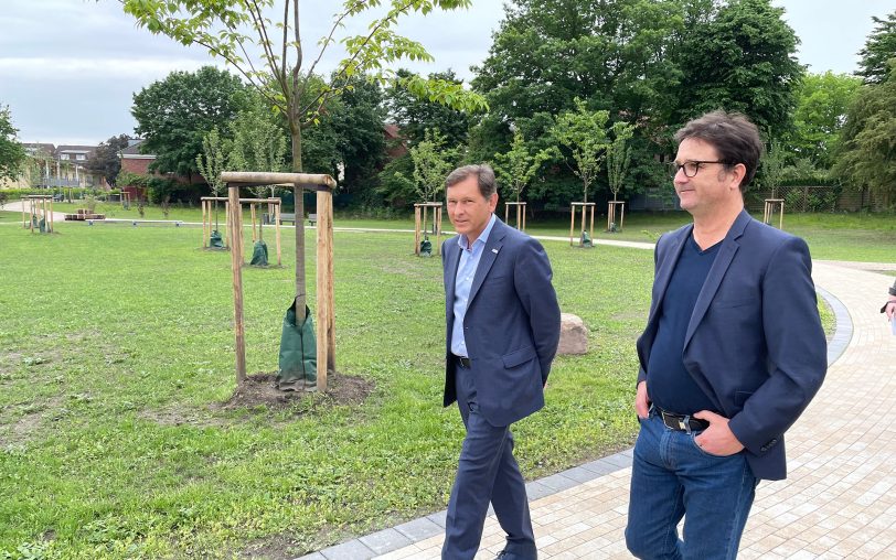 Erste Begehung: (v.li.) OB Dr. Frank Dudda und Landschaftsarchitekt Markus Heller schauten sich den fertigen Park an.