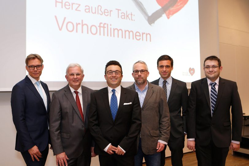 v.l. Oberarzt Jan-Peter Röing genannt Nölke, Prof. Dr. Hans-Joachim Trappe, und die Oberärzte Sebastian Manoleasa, Dr. Martin Grett, Dr. Martin Christ und Vlad Mihai Sabau.
