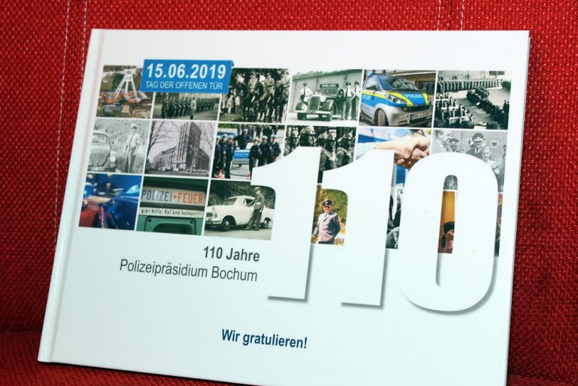 Das Fotobuch im Design der 110-Jahr-Feier des Polizeipräsidiums Bochum.
