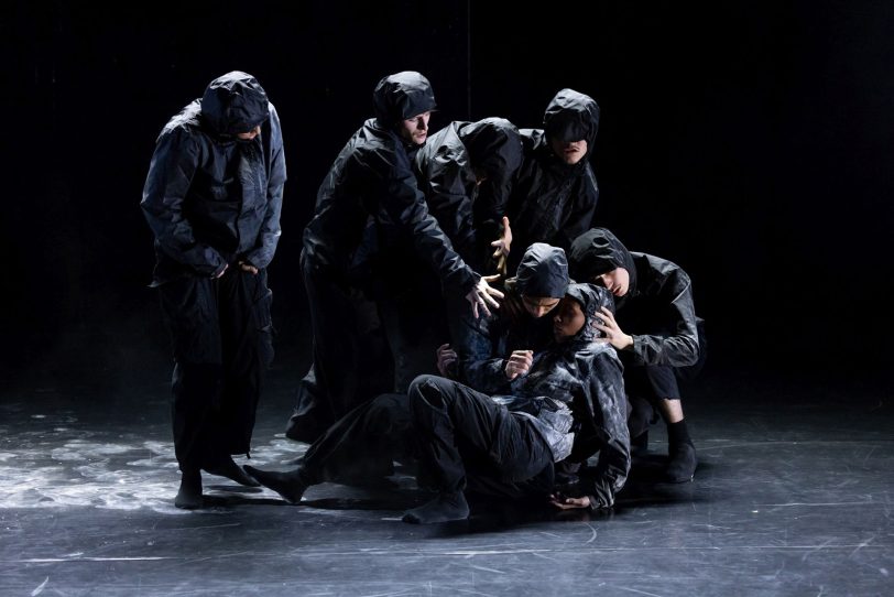 Auftakt der Choreografie „Cracks“: Geflüchtete und Gerettete?
