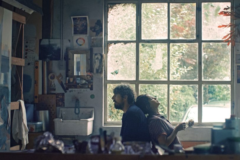 Die Ruhelosen: Kurze Momente der Ruhe im Atelier: der Maler Damien Feki (Damien Bonnard) und seine Gattin Leïla (Leïla Bekhti).