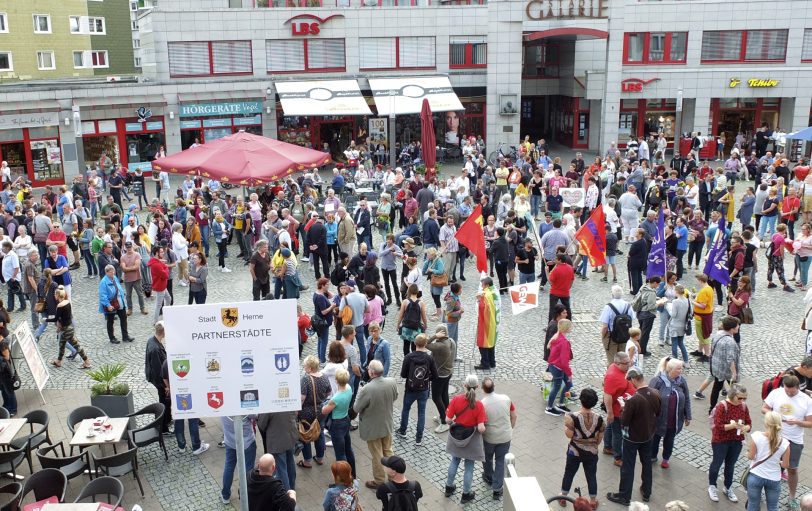 300 - 400 Gegendemonstranten trafen sich am Robert-Brauner-Platz.