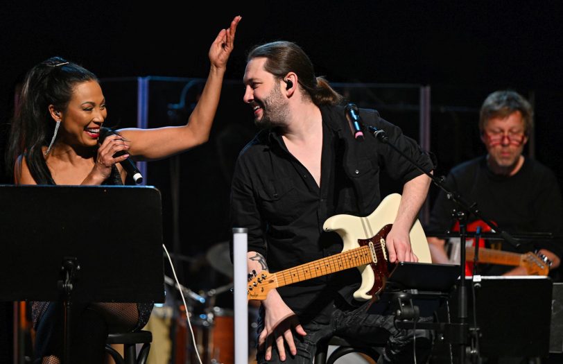 Peti van der Velde und Patrick Sühl, im Hintergrund der Bandmusiker Matthias Fleige.