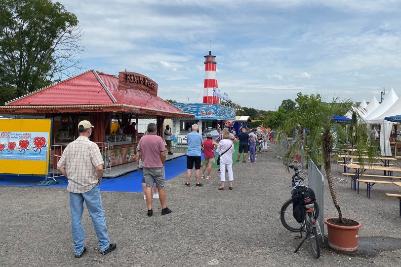 Lange Schlange am Cranger Kirmes Souvenirstand auf dem Gastro-Rummel 2020.
