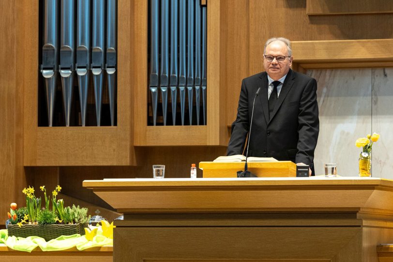 Der in Ruhestand gesetzte Vorsteher der Gemeinde Herne-Wanne-Eickel, Evangelisten Michail Voitz, bei seinen Abschiedsworten am Altar.