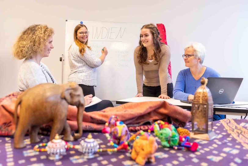 Gemeinsam mit Sabine Dreßler (re), Leitung Pflegeschule der St. Elisabeth Gruppe, arbeiten die Auszubildenden Melina Schirra, Celina Linke und Anette Albeluhn an der Nachbereitung ihres Praxiseinsatzes in Indien (Archivfoto).