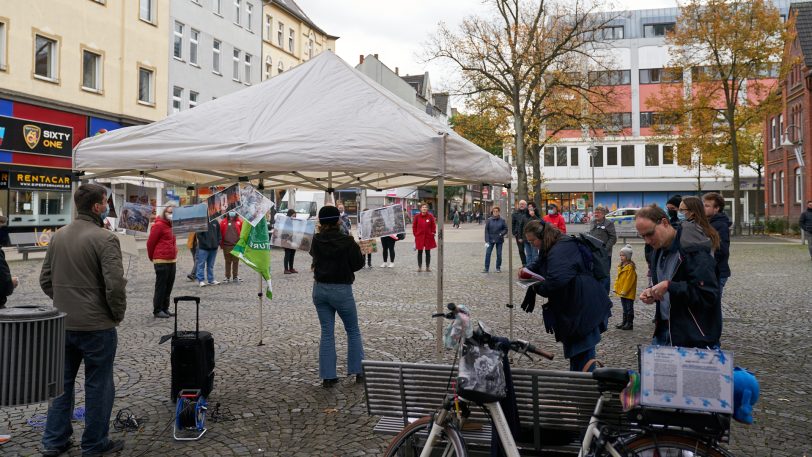 Kundgebung für den Klimaschutz: Die Klimaaktivisten von Fridays for Future am Freitag (22.10.2021) vor der Christuskirche in Wanne.