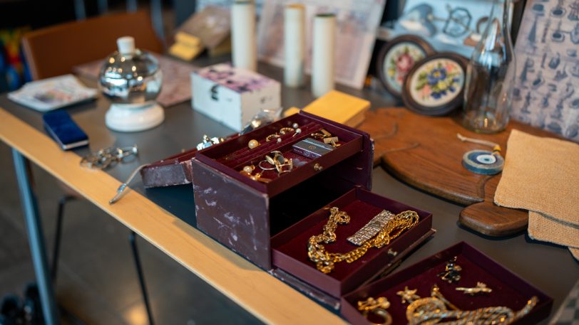 Auf dem Weihnachtsbasar werden originelle Geschenkideen angeboten, die aus den Lagerbeständen des Hauses und Spenden stammen.