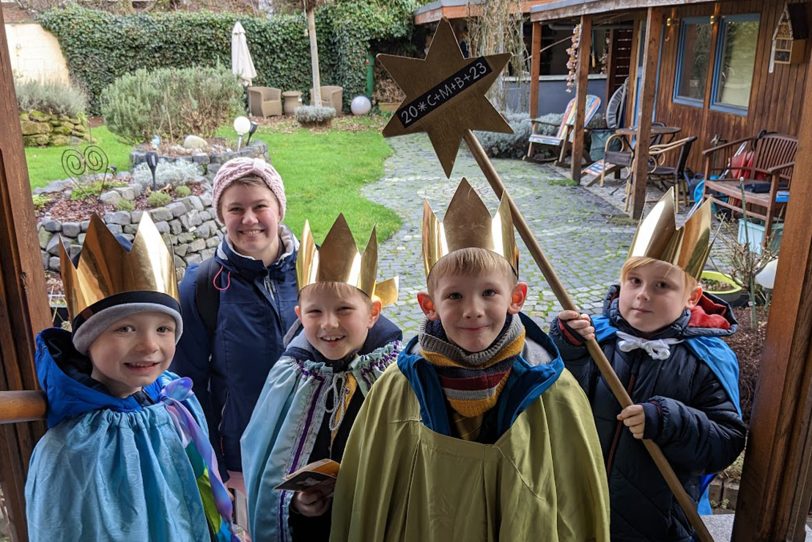 Wenn diese freundlichen kleinen Gesellen bei Ihnen schellen, seien Sie nicht geizig: Sternsinger der Gemeinde Hl. Familie aus dem Jahr 2023.