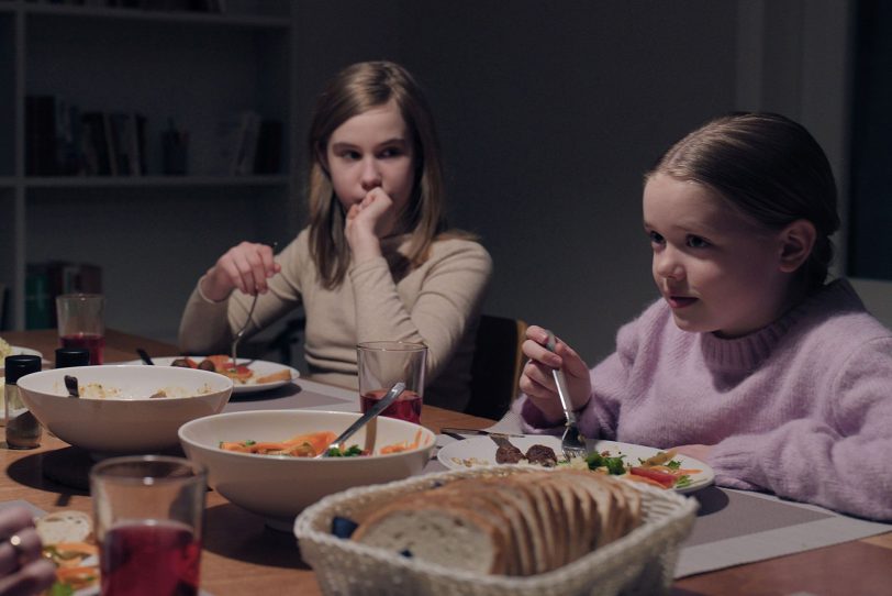 Alina (Naomi Lamp) und ihre jüngere Schwester Katja (Miroslava Pashutina) fühlen sich wohl in ihrer neuen Heimat Schweden – noch.