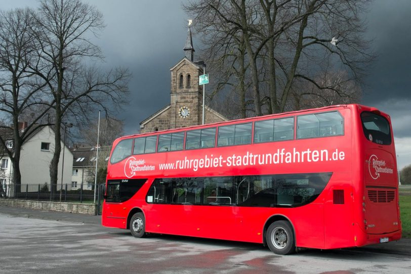 Cabriotbus vor der Cranger Kirche.