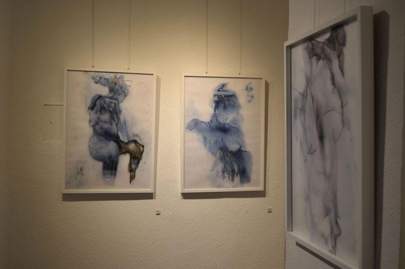 Gabriele Schmitz-Reum arbeitet auch in einer relativ neuen Technik mit Alkoholtinte, die das Blau zart und zerfließend wirken lässt.